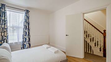 6 bedrooms, iron/ironing board, WiFi, bed sheets