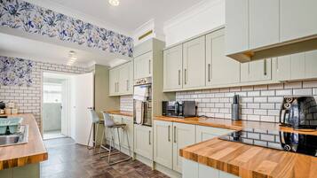 Coffee/tea maker, microwave, dishwasher, electric kettle