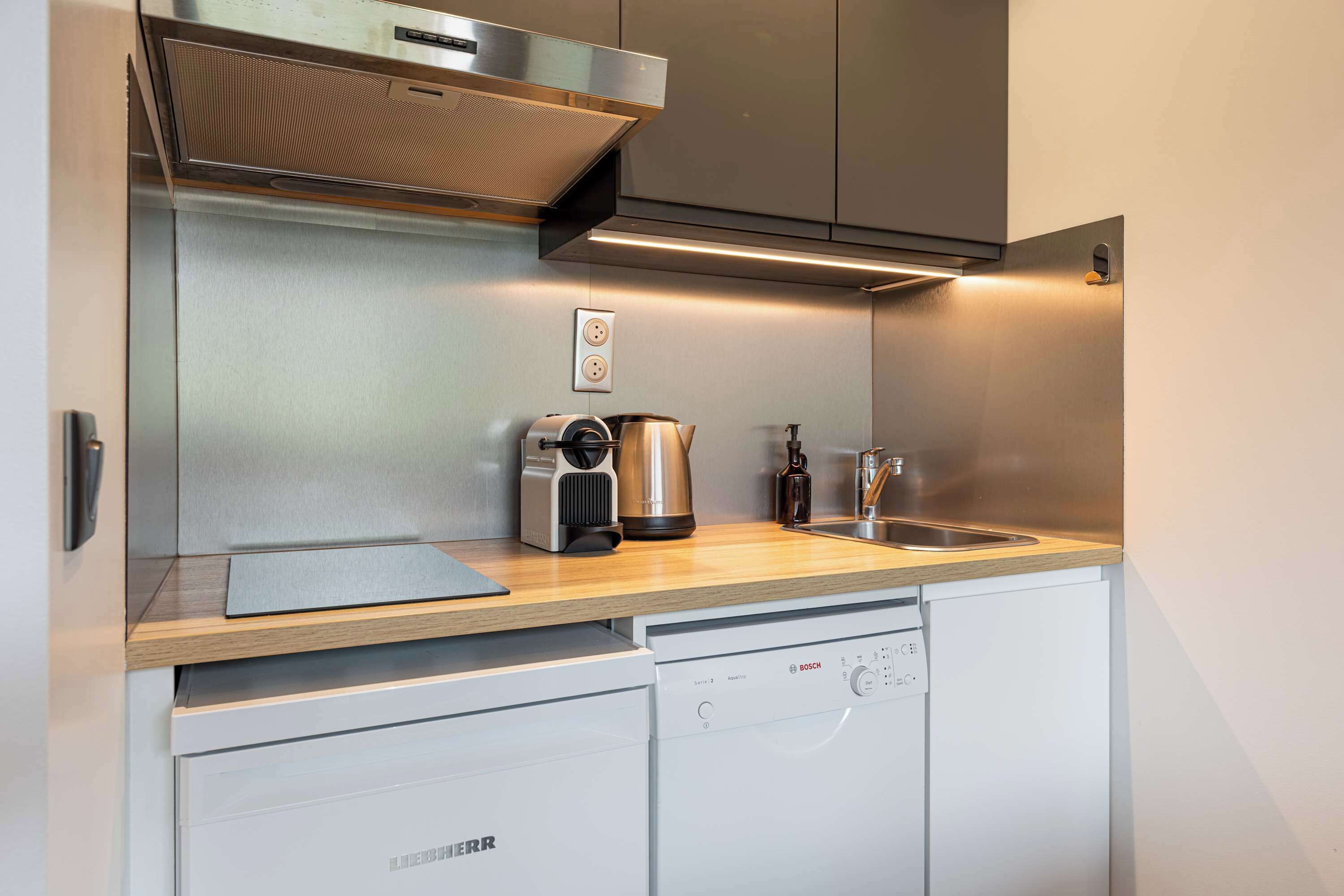 Cafetera y tetera, refrigerador, microondas y parrilla de estufa 