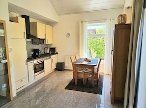 Private kitchen - Vacation by the Pond with a Hot Tub: Two Vacation Homes with Gardens for 8 People (Geeste)
