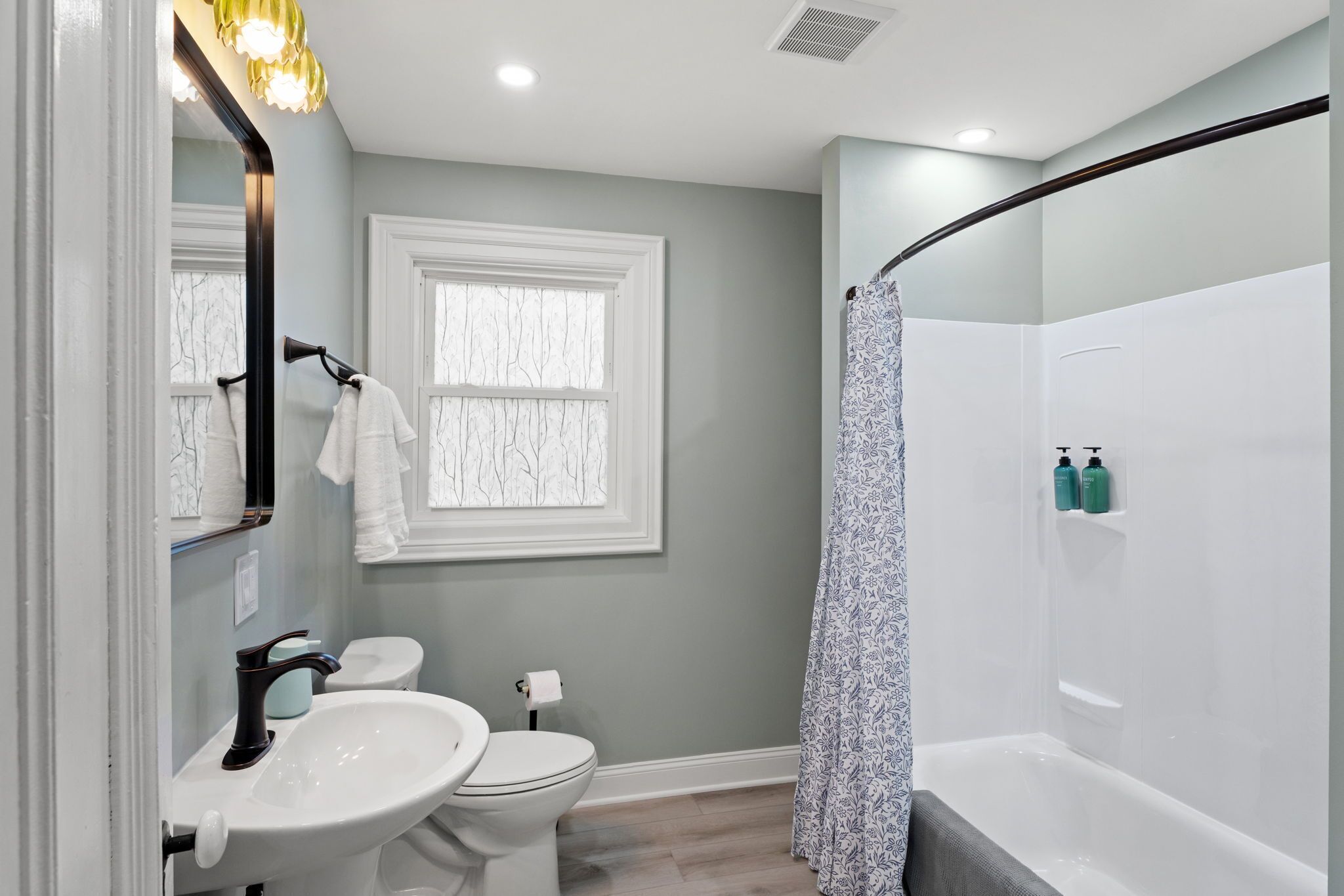 A bathroom with a toilet, sink, and bathtub.