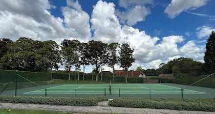 Hilltop Shepherds Hut with Hot Tub and Tennis