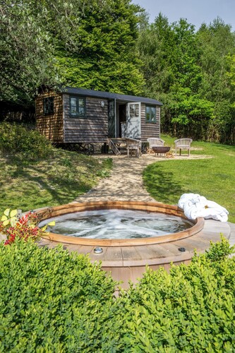 Hilltop Shepherds Hut with Hot Tub and Tennis
