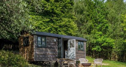 Hilltop Shepherds Hut with Hot Tub and Tennis