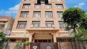 Un edificio de varios pisos con un cartel que indica que es un lugar de atención empresarial.