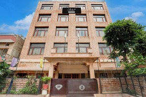 A multi-story building with a sign indicating it is a company serviced location. - Collection O Rai Ka Bagh Near Railway (Jodhpur)