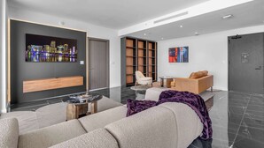 Ein modernes Wohnzimmer mit einer Couch, einem Couchtisch und einem Bücherregal.