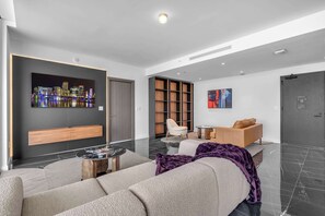 Ein modernes Wohnzimmer mit einer Couch, einem Couchtisch und einem Bücherregal.