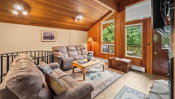 Casa de ciudad, varias camas, vista a la montaña (Limber Pine Townhome) | Área de sala de estar