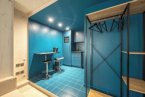 Ein modernes Badezimmer mit blauer Wand, Duschbereich und Waschbecken.