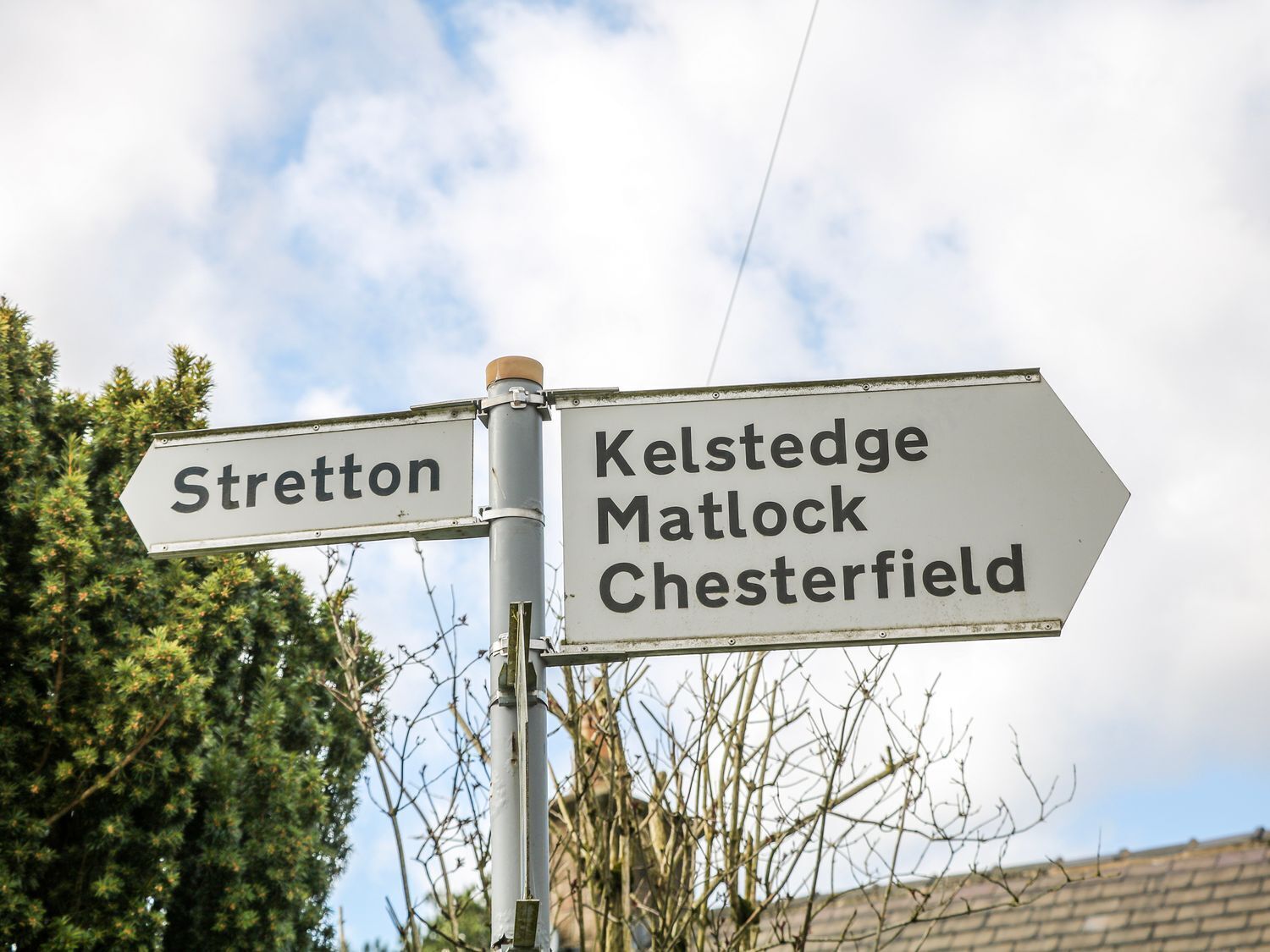 En vejskiltevist med pile, der peger mod Kelstedge, Matlock og Chesterfield.