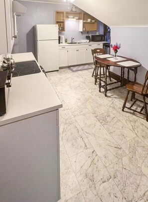 Coffee/tea maker, fridge, microwave, oven