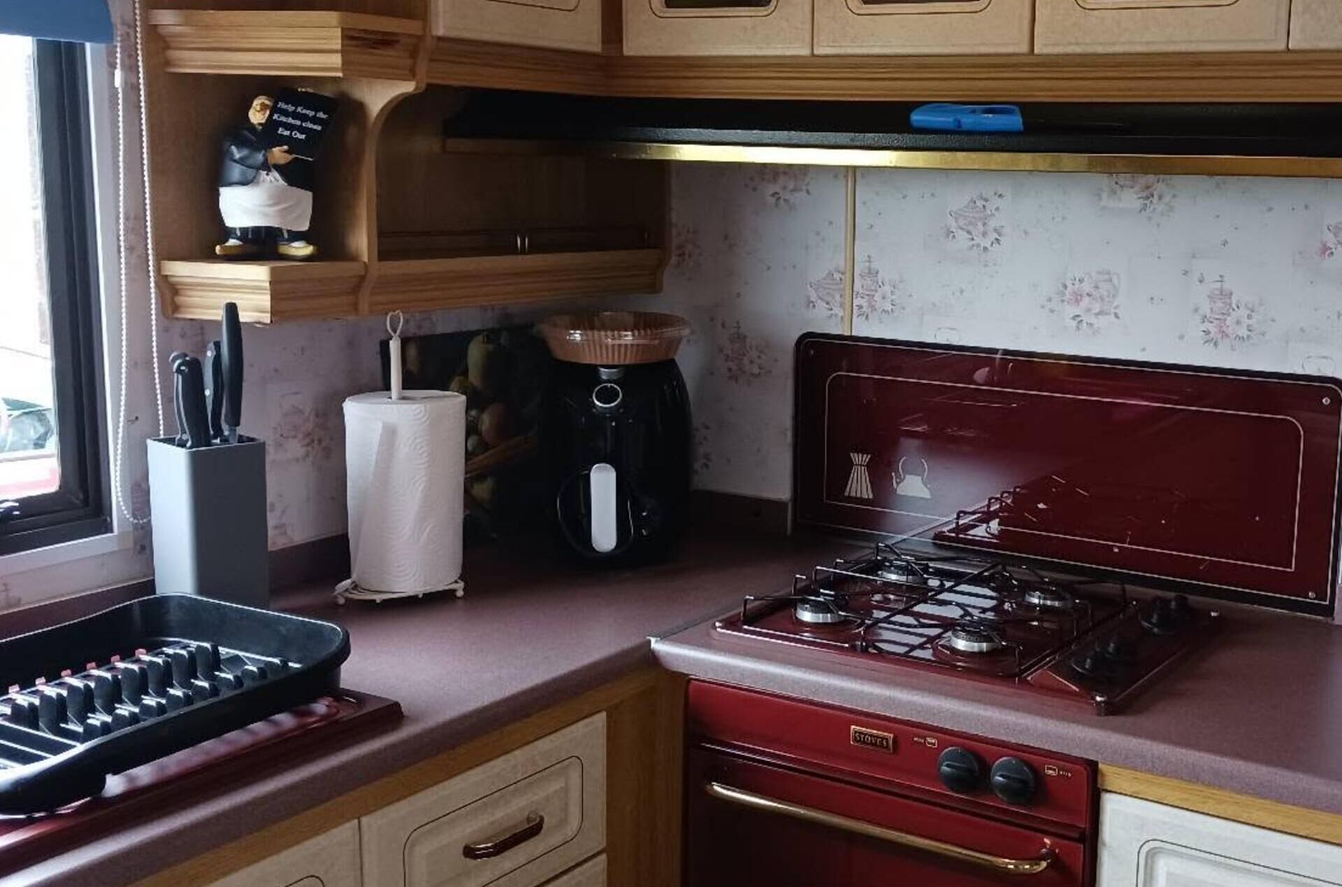 Lemari es, microwave, dan oven