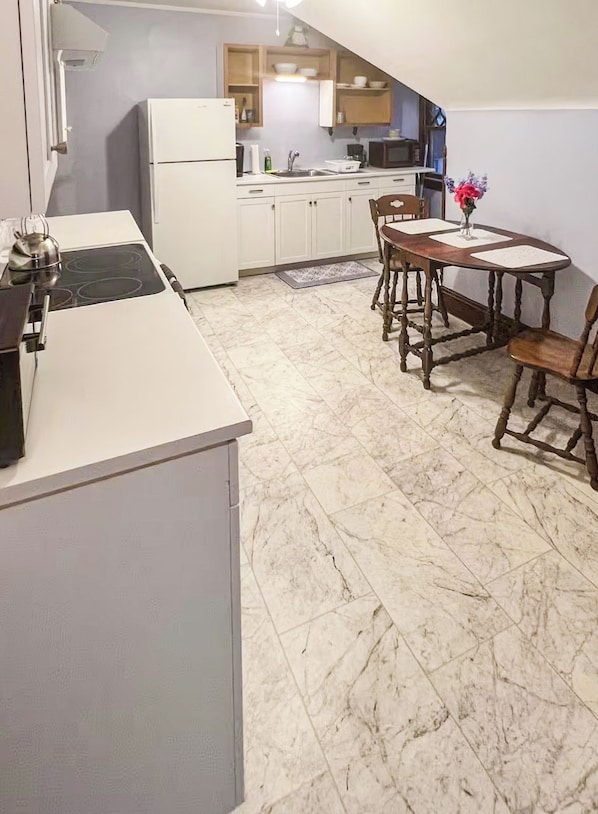 Basic Room | Private kitchen | Full-size fridge, oven, stovetop, cookware/dishes/utensils