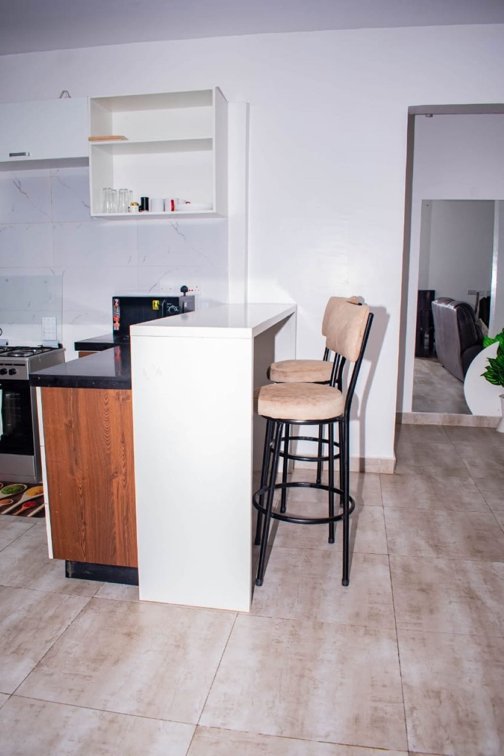 Coffee/tea maker, full-size fridge, microwave, oven