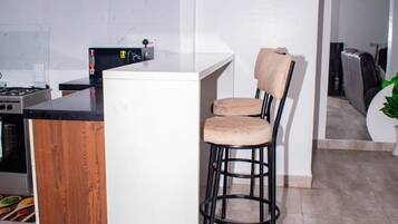 Coffee/tea maker, full-size fridge, microwave, oven