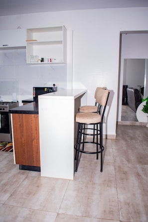 Cafetera y tetera, refrigerador con congelador, microondas y horno 