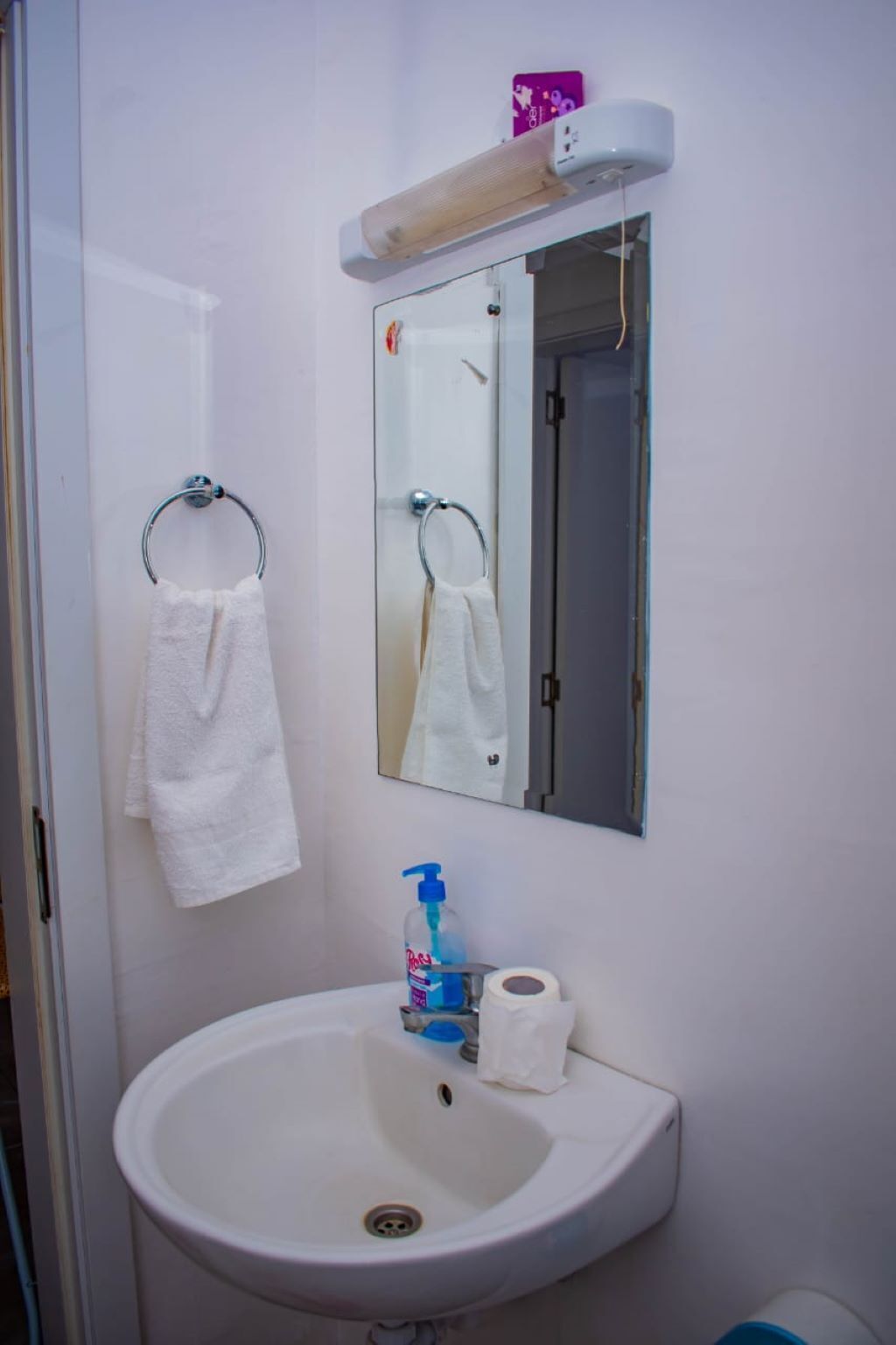 Amenidades de baño gratuitas, pantuflas, toallas, jabón 