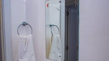 Amenidades de baño gratuitas, pantuflas, toallas, jabón