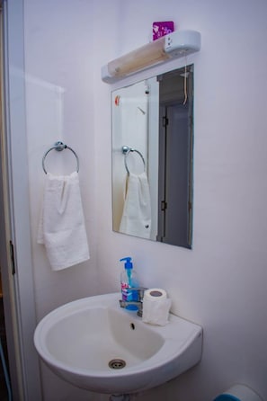 Amenidades de baño gratuitas, pantuflas, toallas, jabón 