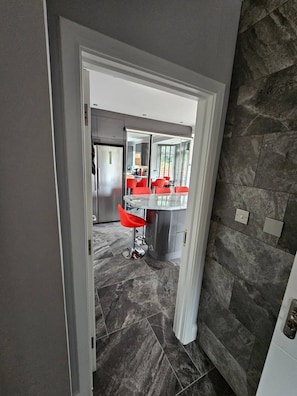 Interior - Spacious 5-bedroom House in Staines-upon-thames With Garden (Staines)