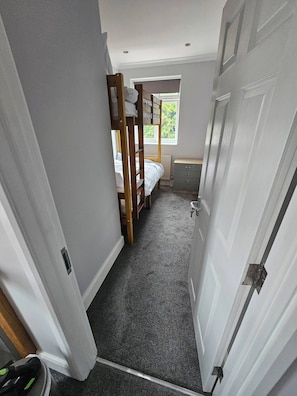 5 bedrooms - Spacious 5-bedroom House in Staines-upon-thames With Garden (Staines)