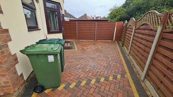 House, 5 Bedrooms, Lake View | Property grounds