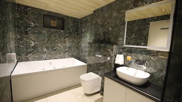 Executive Room, Balcony, City View | Bathroom | Shower, towels, soap, shampoo