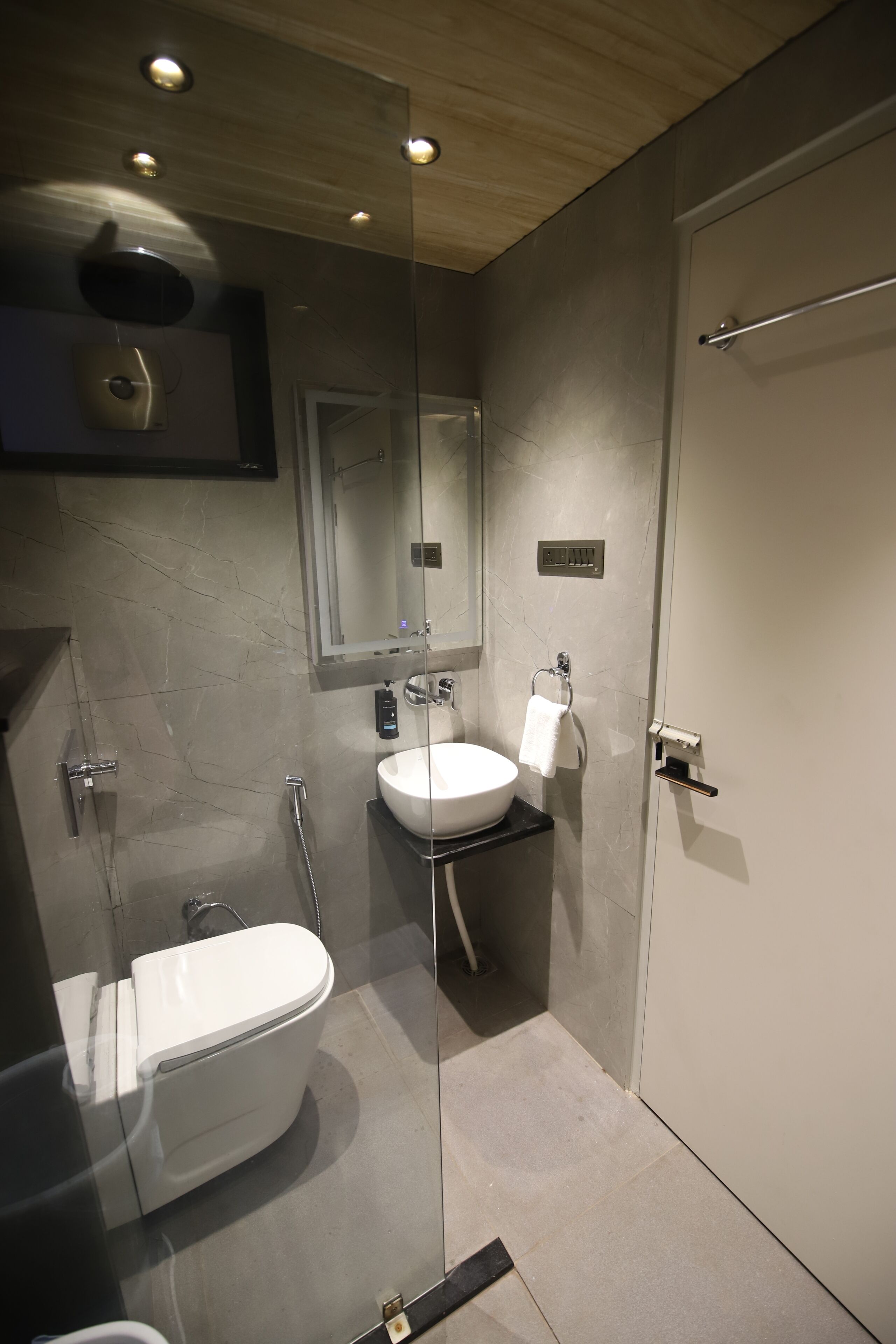 Deluxe-Zimmer, Stadtblick | Badezimmer | Dusche, Handtücher, Seife, Shampoo