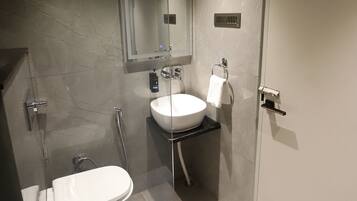 Deluxe-Zimmer, Stadtblick | Badezimmer | Dusche, Handtücher, Seife, Shampoo