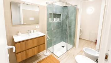 Dusche, Haartrockner, Handtücher
