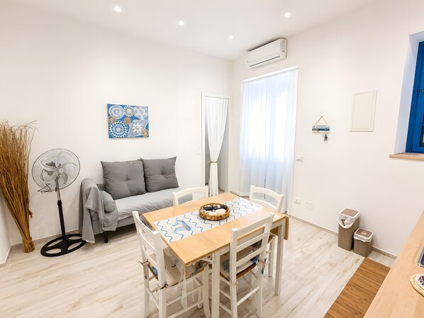 Interior - "Rada37 - Sea, Sun & Relax" Apartment with Wi-Fi and Air Conditioning (Palermo)