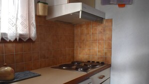 A kitchen with a gas stove, a dishwasher, and a tiled backsplash. - Chalet with fireplace, Pyrenees view - 5 guests (Font-Romeu-Odeillo-Via)