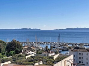 A marina with boats and a hotel in the foreground. - Apartment sea view, pool, AC - 4 guests (Le Lavandou)