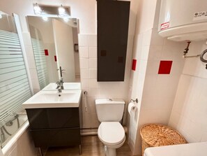Bathroom - Modern studio, AC, parking, sea view - 3 guests (Bandol)