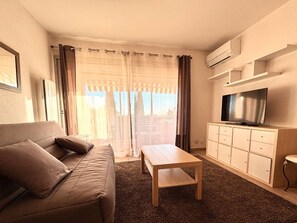 Living area - Modern studio, AC, parking, sea view - 3 guests (Bandol)