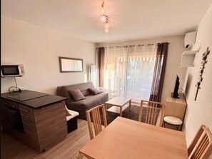 Living area - Modern studio, AC, parking, sea view - 3 guests (Bandol)