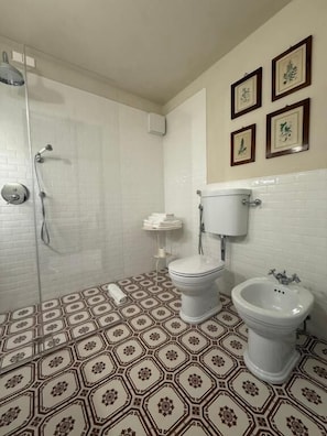 Deluxe Double or Twin Room, Garden View | Bathroom