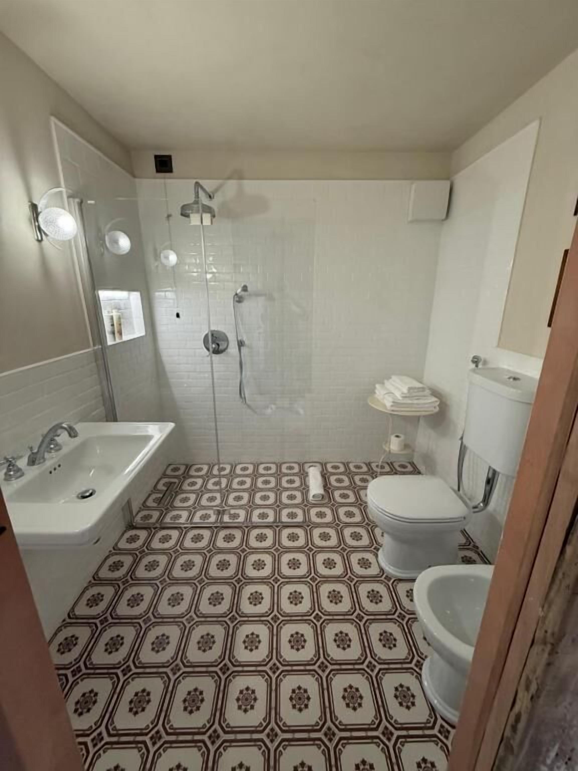 Deluxe Double or Twin Room, Garden View | Bathroom