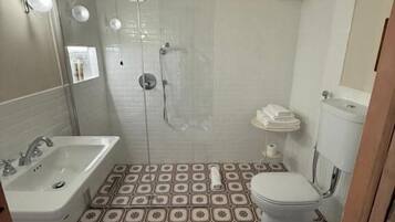 Deluxe Double or Twin Room, Garden View | Bathroom