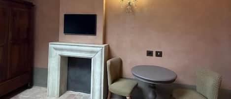 Deluxe Double or Twin Room, Garden View | Interior