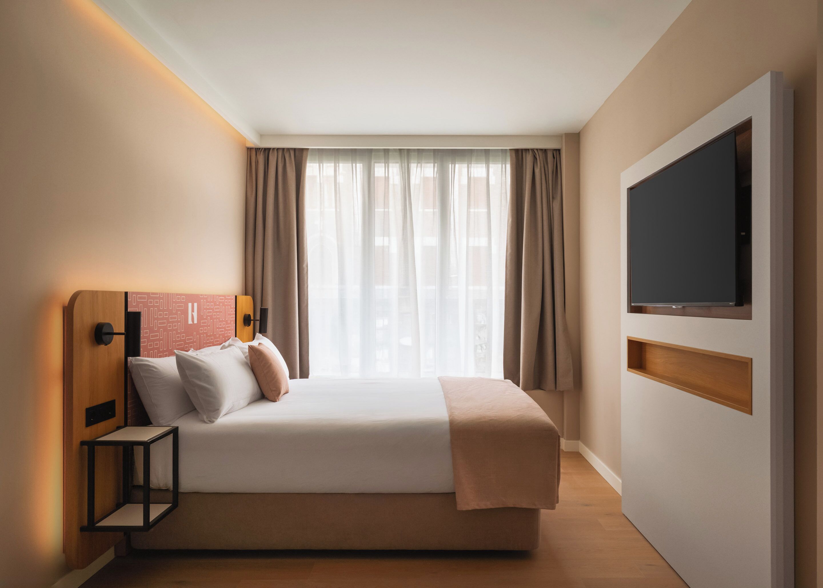 Queen Room | Desk, laptop workspace, blackout curtains, free WiFi