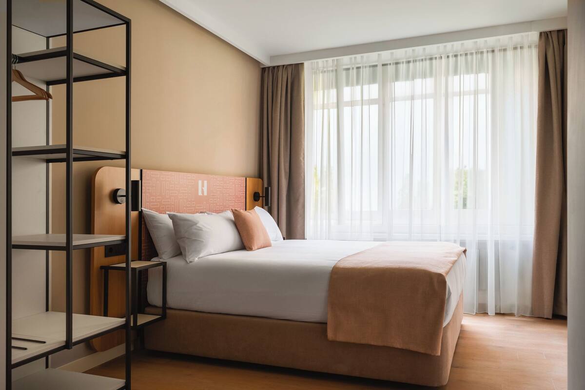 Escritorio, espacio para trabajar con un portátil, cortinas opacas