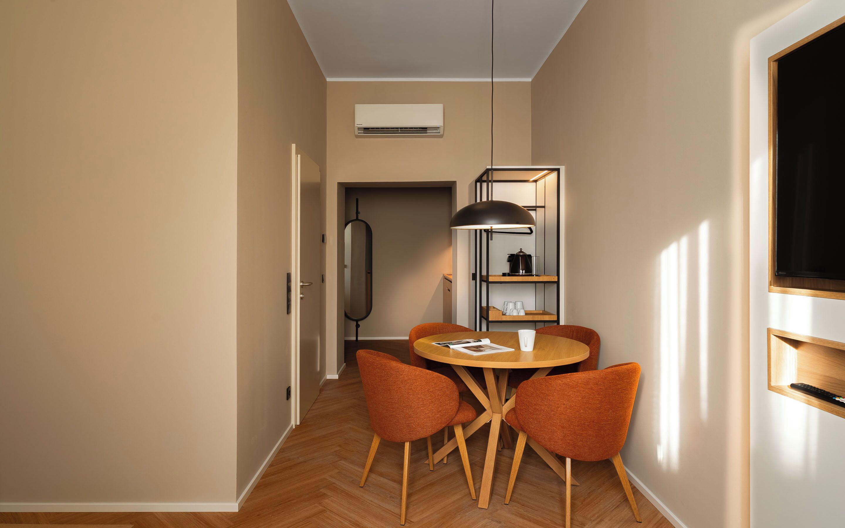One Bedroom Suite | Zona de estar | Televisión de pantalla plana de 50 pulgadas con canales por cable