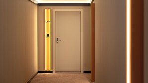 Un pasillo con una puerta identificada con el número '207' y un lector de tarjetas de acceso.