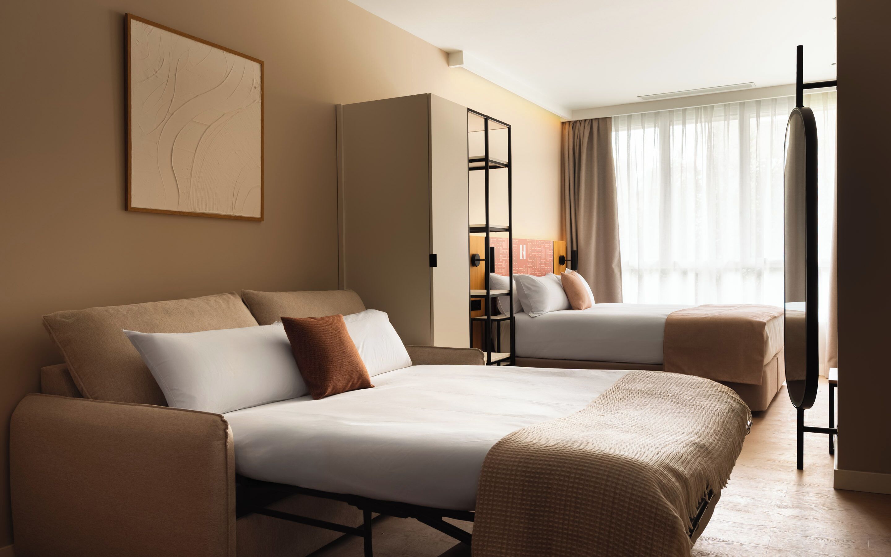 Comfort Suite | Escritorio, espacio para trabajar con laptop y cortinas blackout 