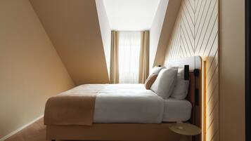 Ein Schlafzimmer mit einem Bett, einem Nachttisch und einem Fenster mit Vorhängen.
