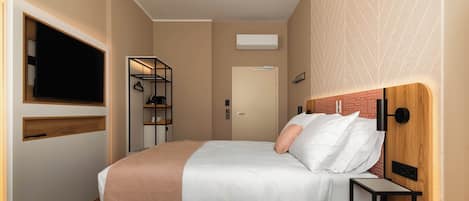 Una habitación de hotel con cama, televisión, armario y mesita de noche.