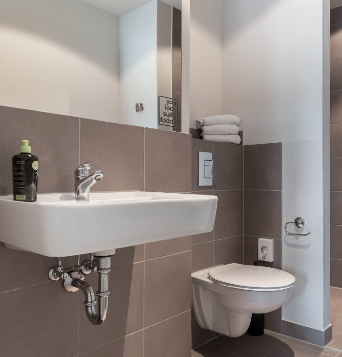 Kamar | Kamar mandi | Shower, perlengkapan mandi gratis, pengering rambut, dan handuk