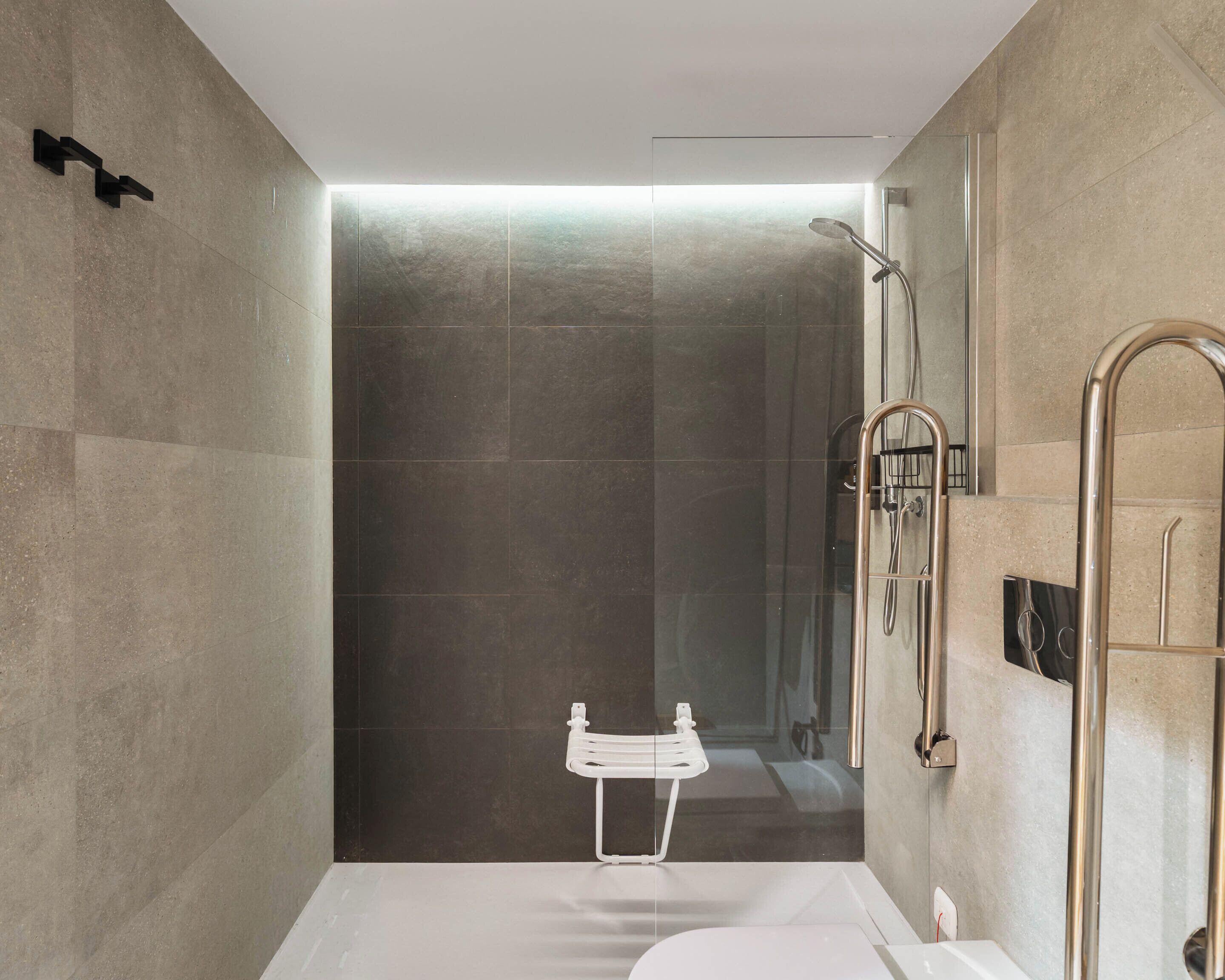 Suite (Wheelchair Accesible) | Bathroom | Shower, eco-friendly toiletries, hair dryer, towels